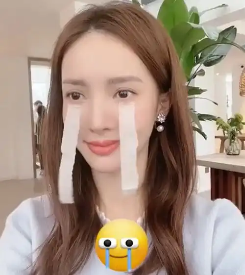 岳云鹏模仿新表情包,还原裂开图案,却被网友搞笑修复 岳云鹏模仿新表情包,还原裂开图案,却被网友搞笑修复