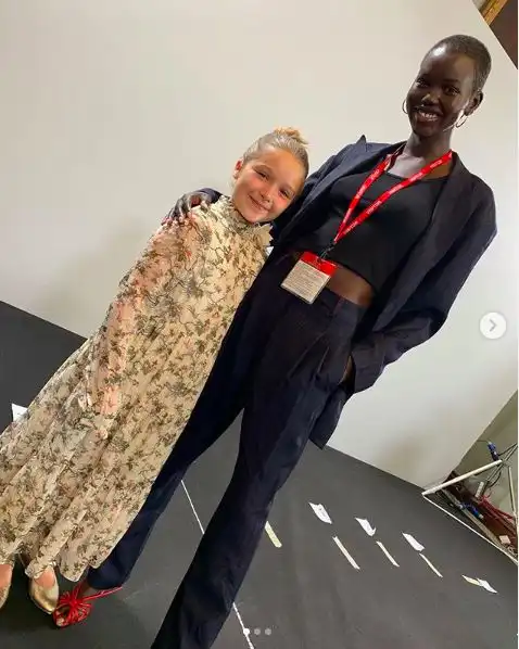  贝嫂抱小七大哭,伦敦时装周更多照片露出,贝嫂新季什么值得买