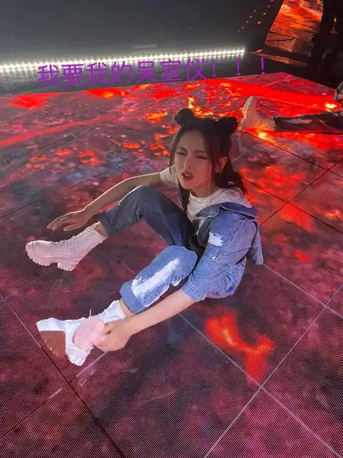  吴宣仪为杨超越庆生,晒婚纱合影并自制表情包,cp太好嗑