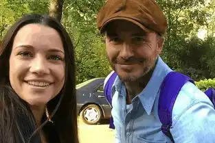 贝克汉姆退役后人气不减,背着小七哈珀的书包被路人合影 贝克汉姆退役后人气不减,背着小七哈珀的书包被路人合影