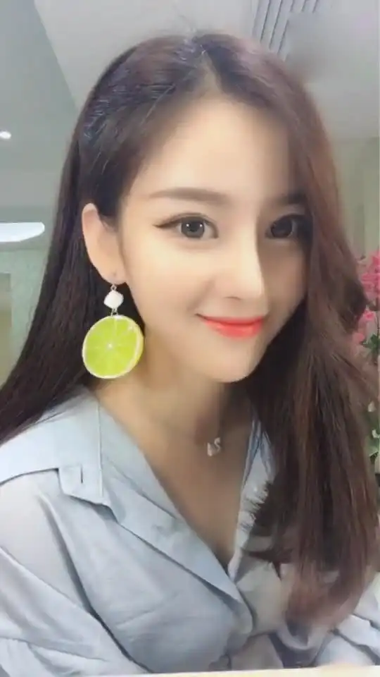  小姐姐这表情真丰富