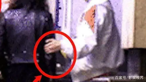  宋祖儿回应踢路人,路人表情早就透露了真相,当我们是傻子