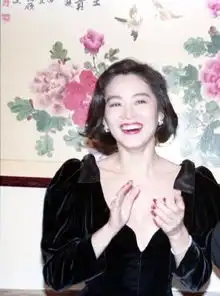  美如精灵林青霞拿奖照另一种雍容贵气张学友站在旁边成了表情包