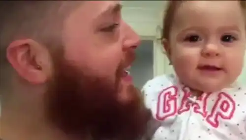  爸爸和女儿亲密的日常,然而当爸爸刮完胡子,宝宝的表情萌翻天了