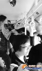  女子被指责占座不让抓住公交拉环飞踹老人