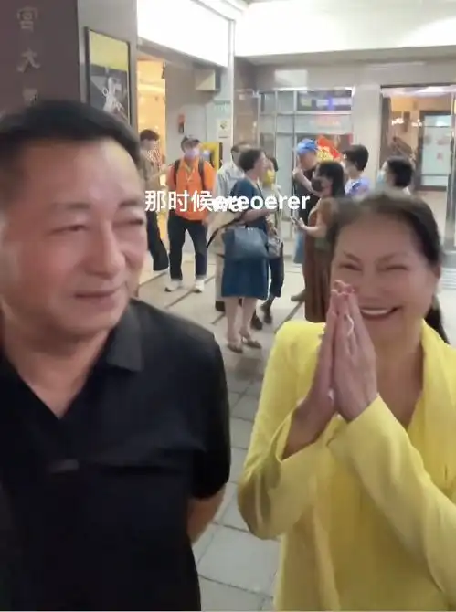  汪小菲带父亲回台湾,汪爸爸被s妈亲密搭肩神情微妙,网友直呼心疼张兰