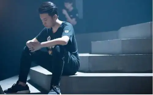  heart将四保一带到edg德杯赛后采访他露出了小虎的表情