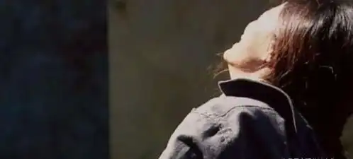  张小斐演员大胆上演撩衣喂奶戏份,她脸上的表情让徐峥难忍