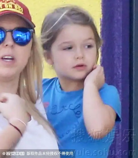 小七出街获哥哥护花独享保姆怀中专宠萌态足 小七出街获哥哥护花独享保姆怀中专宠萌态足