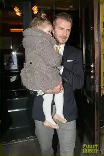  小贝拎签名球衣大笑与威廉王子交谈甚欢