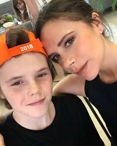 贝嫂生日蛋糕太素了,小七露出了痛苦表情,失望的她一口都没吃 贝嫂生日蛋糕太素了,小七露出了痛苦表情,失望的她一口都没吃