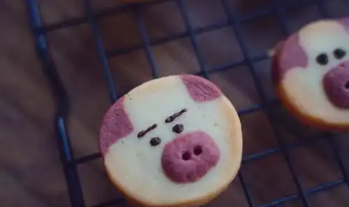  终于看见小猪佩奇的正面照了,精致猪猪小饼干,可爱得不忍心吃