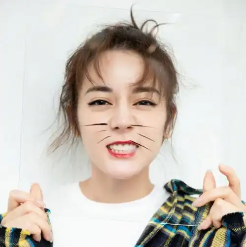  迪丽热巴晒六宫格自拍,变身猫女,网友萌化了