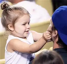  小七是超可爱的表情宝宝撕扯老爸贝克汉姆的脸,绝招谁都接不住