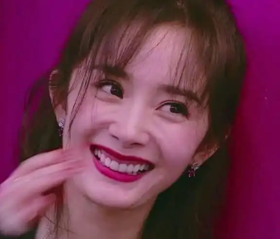  杨幂300块的裙子配7000块的鞋,强凹少女感,竟然扑街