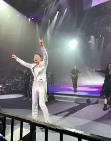  熊黛林与老公听演唱会秀恩爱,顺便晒张学友表情包黑了他一把