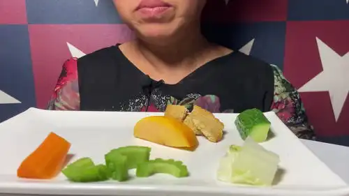  美食声控咀嚼声今天还是苦瓜黄瓜,再加点小饼干