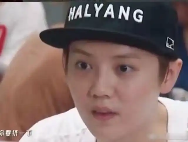  鹿晗圆润了,脸圆脖子粗女相更加严重,看上去像小姑娘