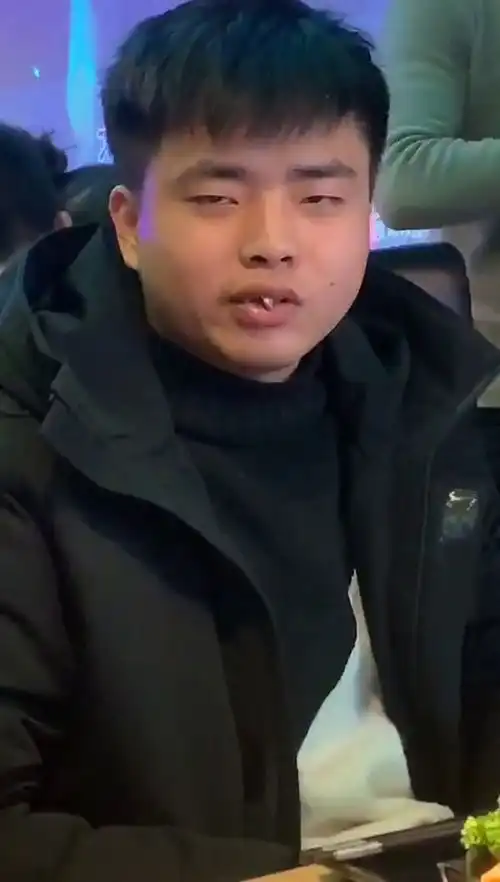  看的你的表情就想笑,不知道哪来的喜感,让我在笑会