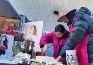 徐峥开餐车为妻子庆生,系红围裙喜感十足,却被一旁沙溢抢镜 徐峥开餐车为妻子庆生,系红围裙喜感十足,却被一旁沙溢抢镜