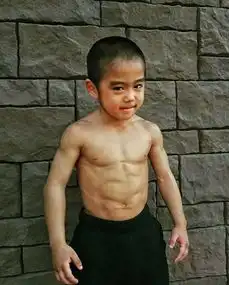  逆天功夫小子完美再现武术宗师李小龙,惊为天人