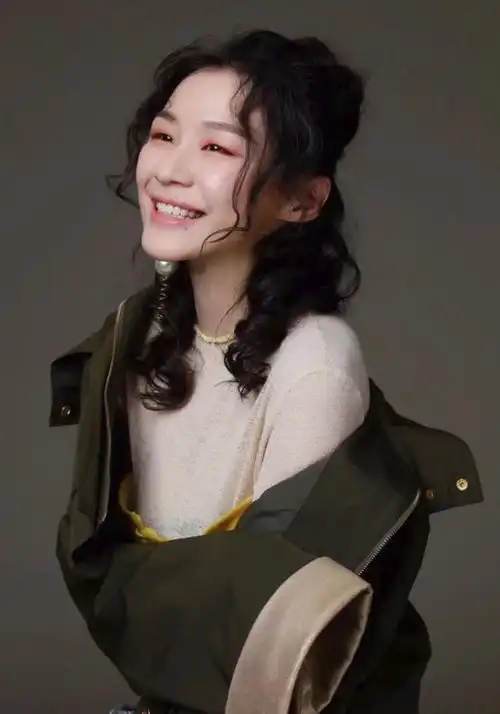  春晚与黄晓明飙绕口令,抢宋祖儿风头,这个表情包女孩何许人