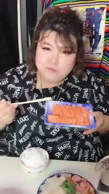  这个胖姐姐火了,吃三文鱼,吃的特别香