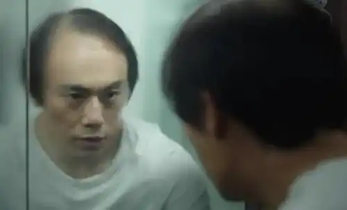  黄晓明抛开偶像包袱开始演秃顶大爷,看来是奔着拿奖来的