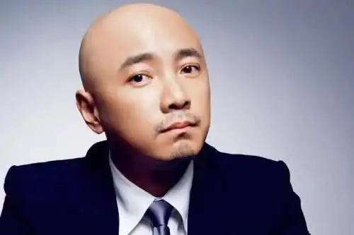 徐峥发粉丝过千万福利,晒自拍照调侃是中老年表情包,比心卖萌