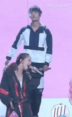  王一博迷惑行为录着节目就开始打肖战,和王子异比舞表情太欠揍