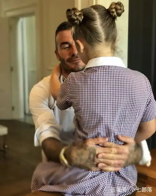 贝克汉姆曾发誓绝不会剪掉小七的长发,结果小七发现被爸爸骗了 贝克汉姆曾发誓绝不会剪掉小七的长发,结果小七发现被爸爸骗了