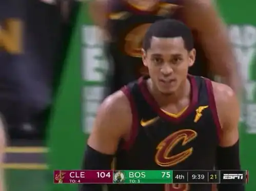  队友进球后替补席上都啥反应欧文满脸郁闷,詹姆斯的表情亮了