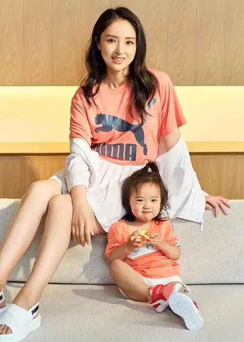  董璇和女儿拍摄母亲节写真,女儿甜美可爱,唯独没有爸爸的身影