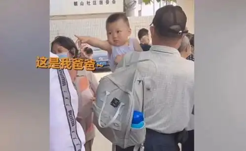 小孩排队打预防针表情