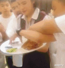 妹子你这衣服可真凉快,现在出门是不觉得透心凉啊