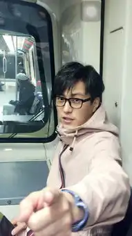  靳东穿樱花色大衣街拍,嘟嘴呆萌太可爱了