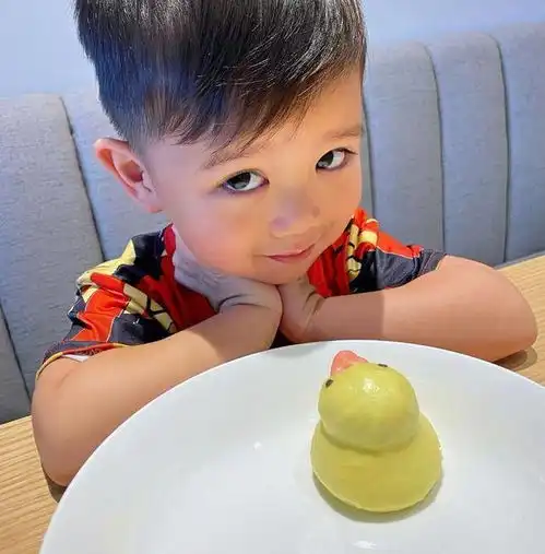  胡杏儿老公晒儿子吃早餐,brendan双手托腮,大眼睛灵动可爱