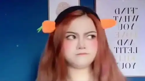  小姐姐的表情太丰富了