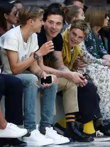 贝克汉姆一家看秀,三个儿子帅气,小七穿碎花裙好优雅 贝克汉姆一家看秀,三个儿子帅气,小七穿碎花裙好优雅