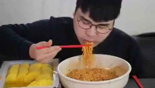  韩国小哥吃超辣火鸡面,差点被辣哭,表情超逗