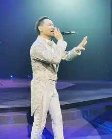  熊黛林与老公听演唱会秀恩爱,顺便晒张学友表情包黑了他一把