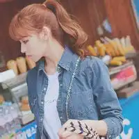  女生头像单手托下巴