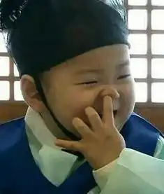  表情包男孩长大了西装大长腿,你还认得出吗