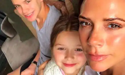 小七问贝嫂妈妈,为什么别人穿裤子,而你穿裙子贝嫂无言以对 小七问贝嫂妈妈,为什么别人穿裤子,而你穿裙子贝嫂无言以对