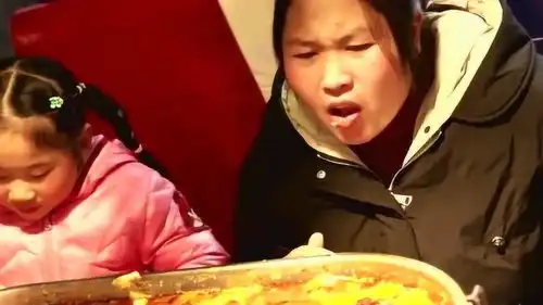  胖妹进城吃海鲜大咖,一副没见过世面的样子,网友全当表情包了