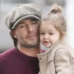  小七不愧是投胎小能手奶爸贝克汉姆,对女儿疼爱备至