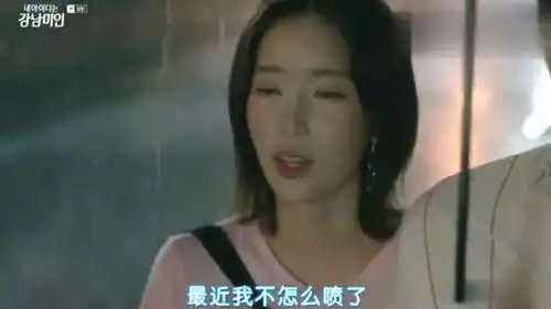  我的id是江南美人雨越下越大,同撑一把伞的两人越靠越近