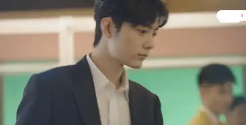  肖战拍摄花絮第二弹来袭,小表情很迷人,有谁注意旁边大叔的眼神