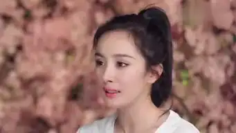  杨幂赵又廷时尚芭莎拍摄花絮白夜夫妇曝拍摄期间用表情包互怼视频...