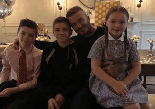  小七哈珀给克鲁兹做爱心午餐,难怪贝克汉姆这么疼爱她